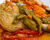 Foto del paso 5 de la receta: Muslos de pollo guisados con pimientos, zanahorias y romero