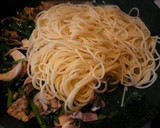 A picture of step 4 of Spinach and Mushroom Spaghetti.