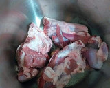 Foto del paso 2 de la receta: Pata de cordero en salsa de especias con pasas