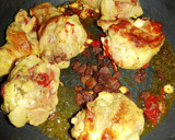 Foto del paso 3 de la receta: Muslo de pollo al ajillo con pasas y pasta de tomate