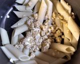 Foto del paso 4 de la receta: Zapallitos rellenos de pollo y hummus de garbanzos con penne rigate
