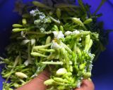 Foto langkah ke 2 dari resep Tumis Kangkung Bunga Pepaya.