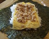 A picture of step 5 of Chicken Soboro and Egg Onigiri Sandwich.