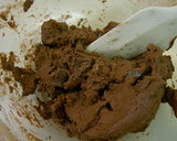A picture of step 4 of Crispy Cocoa & Chocolate Cookies.