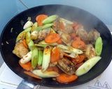 A picture of step 2 of Chicken Wings With Carrot And Leek.