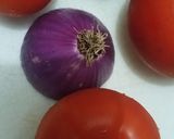 Foto del paso 2 de la receta: Ensalada de tomate y cebolla refrescante