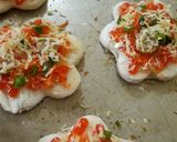Foto langkah ke 4 dari resep Mini Pizza.