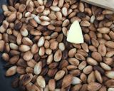 Foto del paso 5 de la receta: Almendras tostadas al merkén, ajo y hierbas