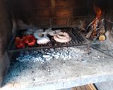 Foto del paso 1 de la receta: Patamuslo a la parrilla con pimientos con huevo y queso, y papas