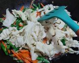 Foto langkah ke 3 dari resep Orak-Arik Sayuran Putih Telur.