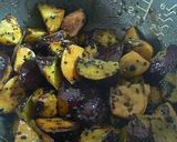 A picture of step 5 of Daigaku Imo (Deep-Fried & Caramelized Sweet Potatoes) in a Rice Cooker.