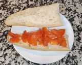 Foto del paso 1 de la receta: Bocadillo de salmón con queso fresco de cabra con tomate