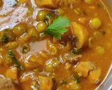 A picture of step 5 of Mushroom matar gravy.