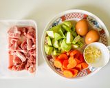 รูปขั้นตอนการทำที่ 1 ของ บวบและแครอทผัดไข่ (ให้ชื่อว่า ผัดสองสีตีไข่)