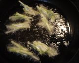 A picture of step 4 of Broccoli Tempura with Matcha Salt.