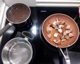 Foto del paso 2 de la receta: Noodles de arroz 🍜 miso, shiitake, pollo y wakame