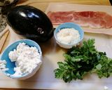 Foto del passaggio 1 della ricetta Barchette di melanzane ripiene di ricotta, polpa di melanzana, pecorino romano, avvolto nello speck