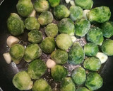 Foto del paso 2 de la receta: Coles de bruselas salteadas con ajito y bacon