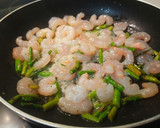 Foto del paso 2 de la receta: Revuelto de setas, espárragos y gambas