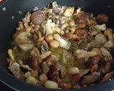 Foto del paso 8 de la receta: Traseros de pollo frito con setas salteadas con jamón y mozzarella con pimientos asados