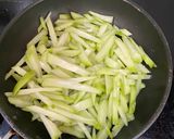 Hình bước làm 2 của món Su hào xào trứng