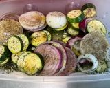 Une image de l'étape 8 de Courgettes et duo d’oignons grillés au zaatar et herbes aromatiques.