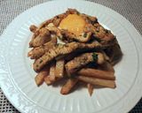 Foto del paso 14 de la receta Tiras de muslos de pollo, con patatas fritas y huevos