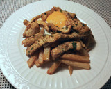 Foto del paso 14 de la receta: Tiras de muslos de pollo, con patatas fritas y huevos