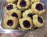 Foto langkah ke 7 dari resep Thumbprint Cookies.