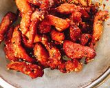 รูปขั้นตอนการทำที่ 3 ของ หมูทอด งา ขาว-ดำ แดดเดียว
