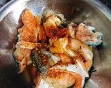 Hình bước làm 2 của món Lườn cá hồi om dưa cải muối