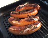 Une image de l'étape 8 de Saucisses fumées grillées au thym du jardin.