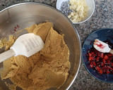 Foto del paso 7 de la receta: Cookies de chocolate blanco y fresas