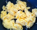 A picture of step 2 of Komatsuna and Egg Stir Fry with Oyster Sauce.
