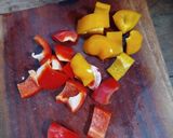 Hình bước làm 1 của món Ba chỉ ớt chuông xiên que nướng