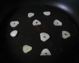 A picture of step 3 of Sauteed Chicken Thigh with Butter and Soy Sauce.