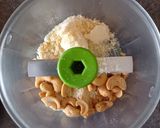 Une image de l'étape 3 de Pesto maison aux fanes d'oignons nouveaux.