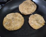 Foto del paso 4 de la receta: Arepas🥯de plátano🫓macho maduro🍌rellenas🥑de pollo🍗bbq🍅y queso🥯🍯🧀