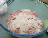 Foto del paso 1 de la receta: Albóndigas de pollo y jamón con tomate y pimientos