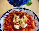 Foto del paso 3 de la receta: Salmón marinado con burrata y aceite de tomate confitado