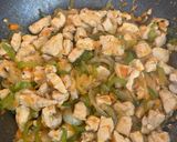 Foto del paso 2 de la receta: Fideos de arroz 🍛 con pollo y verdura 🤤