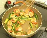 A picture of step 3 of Lemon-Flavored Stir-Fried Prawns and Cucumber.