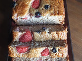Budín de frutillas y arándanos