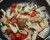 Foto del passaggio 2 della ricetta Cardoncelli trifolati con pomodorino 🍄🍅🌿