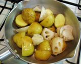 A picture of step 2 of Stir-fried and Simmered New Potato and Lotus Root with Sesame Seeds.