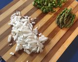 Foto del paso 1 de la receta: Arroz con salchichas y espárragos trigueros