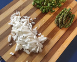 Foto del paso 1 de la receta: Arroz con salchichas y espárragos trigueros