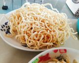 Hình bước làm 2 của món Mì chiên giòn xào giấm