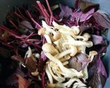 Foto langkah ke 3 dari resep Tumis Bayam Merah, Enoki dan Shitake.