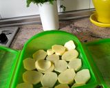Foto del paso 1 de la receta: Filetes de merluza y patatas al vapor con picada